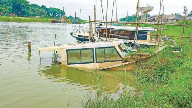 স্বাস্থ্য মন্ত্রনালয়ের দেয়া নৌ অ্যাম্বুলেন্সের খোঁজ নেই, স্বাস্থ্যসেবা পাচ্ছে না মানুষ
