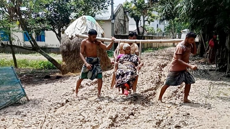 উপায় না পেয়ে অসুস্থ মাকে বাঁশে ঝুলানো চেয়ারে হাসপাতালে নিলেন